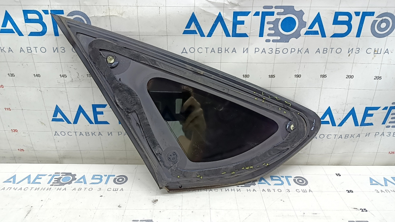 Форточка глухое стекло задняя правая Ford Fusion mk5 13-20 два хрома, царапины на хроме, порезан уплотнитель