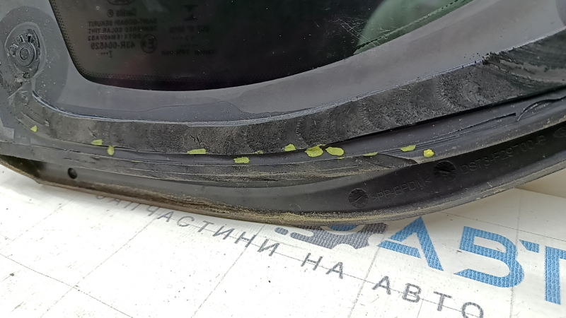 Форточка глухое стекло задняя правая Ford Fusion mk5 13-20 два хрома, царапины на хроме, порезан уплотнитель