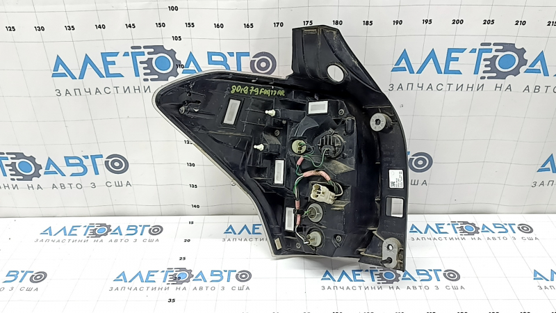 Фонарь правый Subaru Forester 17-18 SJ с проводкой, разбито стекло, дефект отражателя