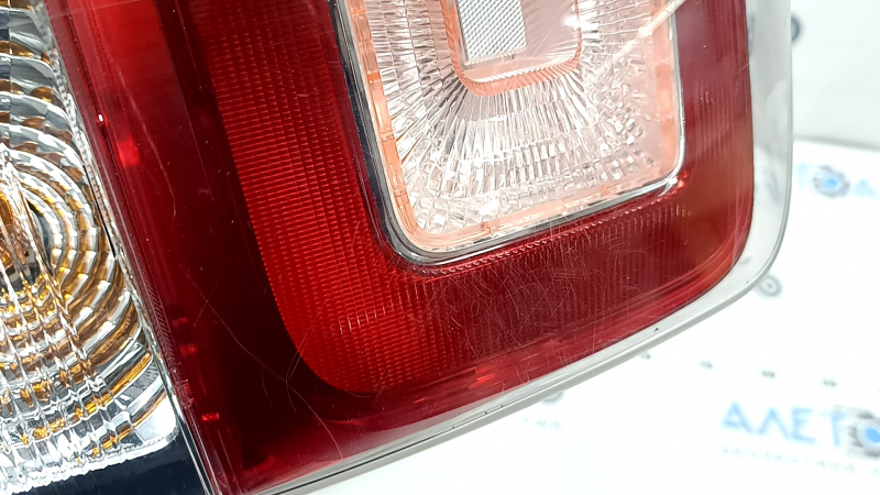 Фонарь правый Subaru Forester 17-18 SJ с проводкой, разбито стекло, дефект отражателя
