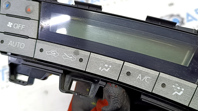 Управление климат-контролем Toyota Prius 30 13-15 рест, царапины, пятно на кнопке
