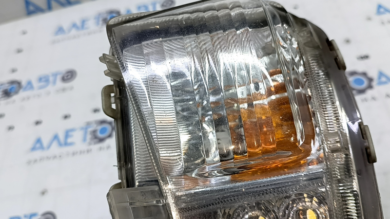 Поворотник левый Toyota Prius 30 13-15 рест, песок