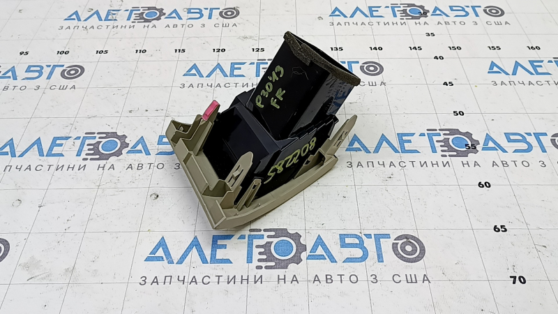 Дефлектор воздуховода правый Toyota Prius 30 10-15 бежевый, с накладкой, царапины