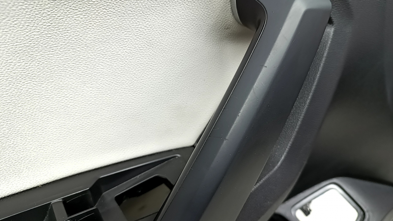 Угол обшивки двери передней левой VW Tiguan с кожаной вставкой, потертости