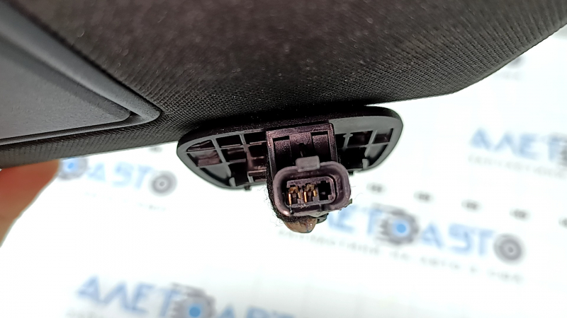 Крупный план разъема козырька для Jeep Grand Cherokee, подтверждение оригинальности детали.