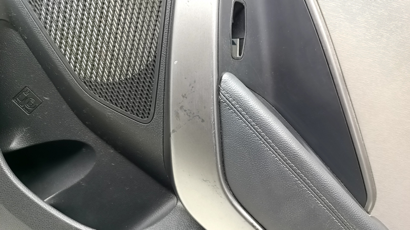 Детальный вид покраски и царапин обшивки двери задней правой от Hyundai Santa Fe Sport.