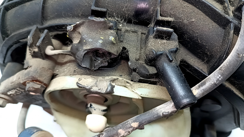 Крупный план поврежденного участка впускного коллектора Toyota Venza с явно отломанным штуцером.