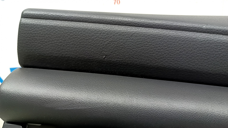 Деталь двери Mazda 3 с потёртостями, крупный план подлокотника и вставки.