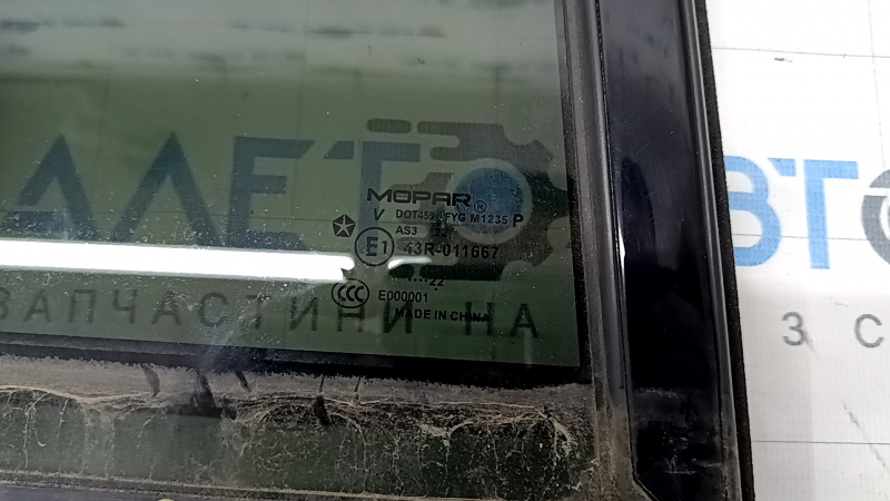 Крупный план стекла двери с оригинальной маркировкой для Jeep Grand Cherokee 2021-2026.