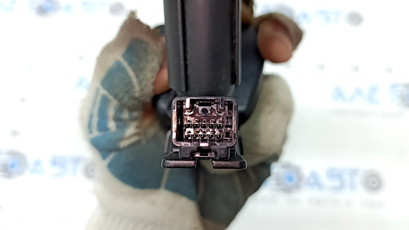 Крупный план разъема зеркала заднего вида, совместимого с Subaru Outback.