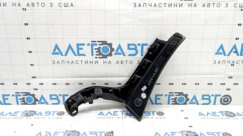 Б/У накладка фонаря, черный глянец, кузов в хорошем состоянии с потертостями.
