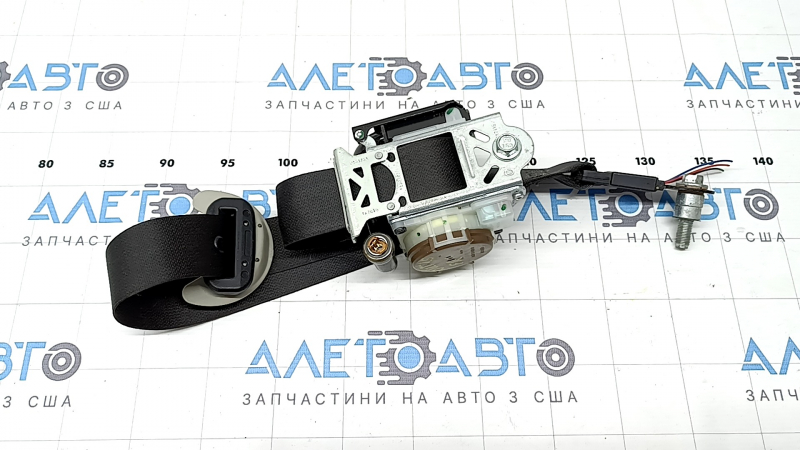 Ремень безопасности Subaru Outback 2015-2019, вид сбоку, видно отрезанную фишку.
