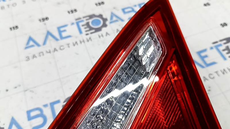 Фонарь внутренний крышка багажника левый Toyota Camry v55 15-17 usa царапины, паутина