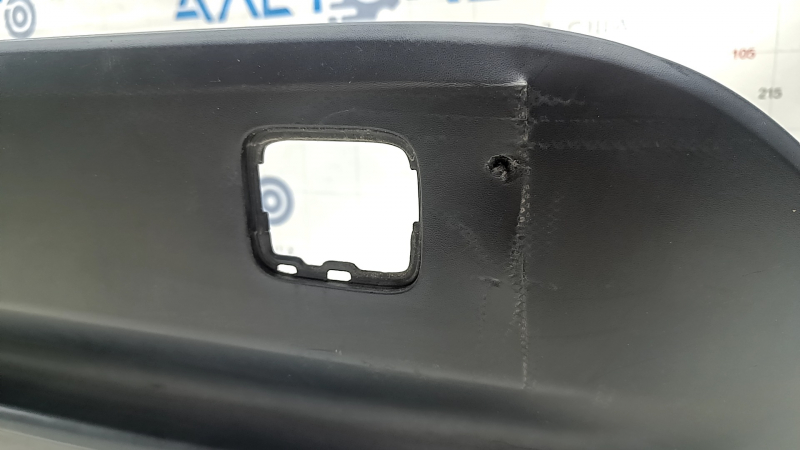 Детальный план повреждения на губе заднего бампера Toyota Prius, сделан акцент на надлом