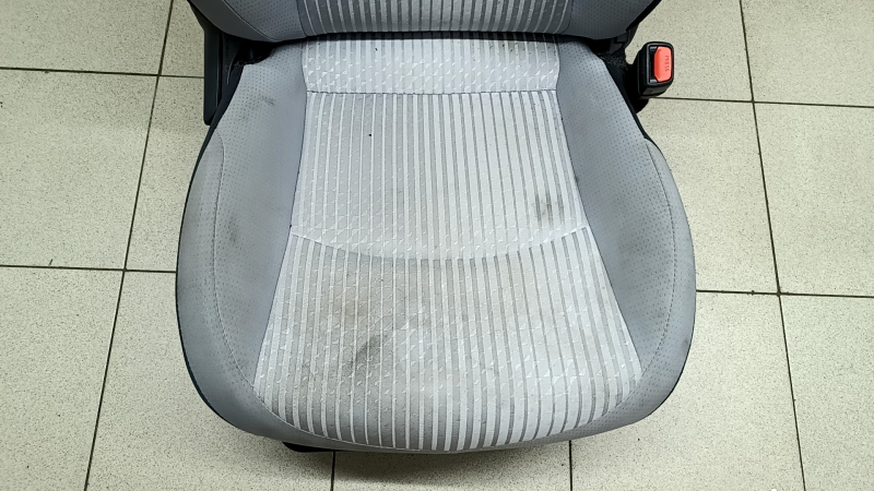 Пассажирское сидение Toyota Prius 50 16-18 без airbag, механич, ткань черно-серое, под химчистку