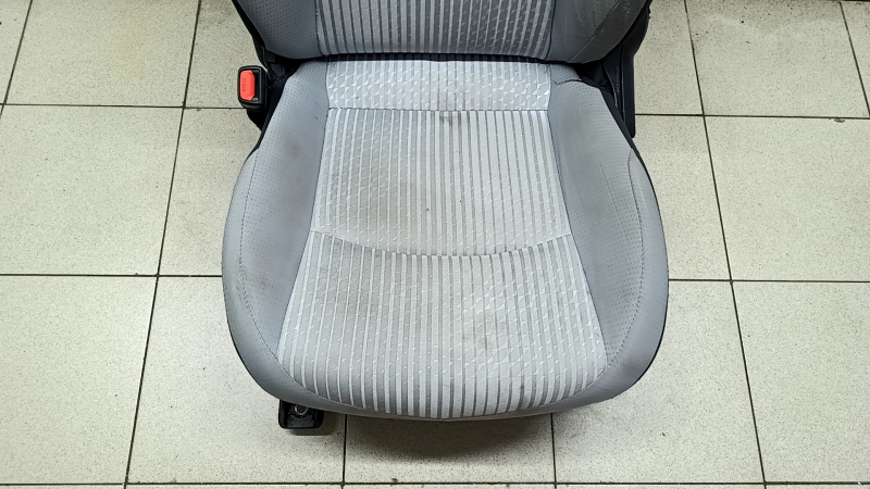 Водительское сидение Toyota Prius 50 16-18 без airbag, механическое, ткань черно-серое, под химчистку, потерта