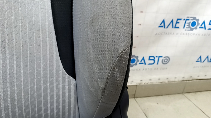 Водительское сидение Toyota Prius 50 16-18 без airbag, механическое, ткань черно-серое, под химчистку, потерта