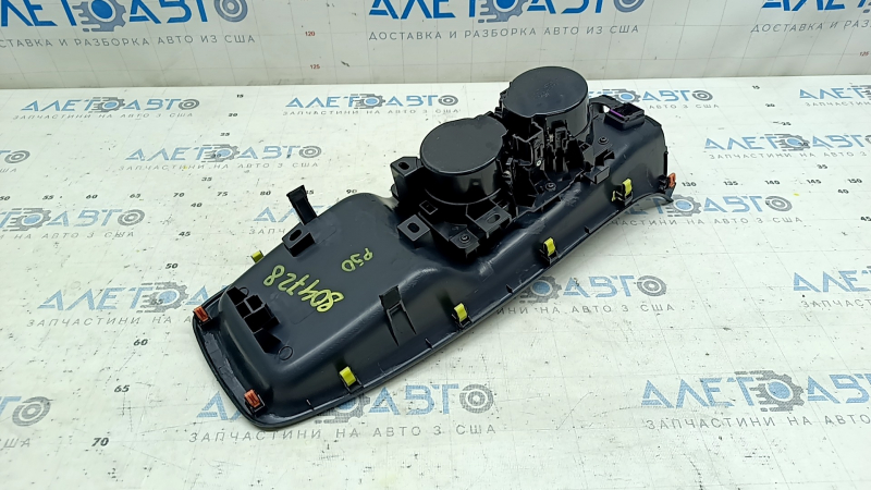Накладка центральной консоли подстаканники Toyota Prius 50 16-18 черная, с подстаканниками, царапины, надлом креп