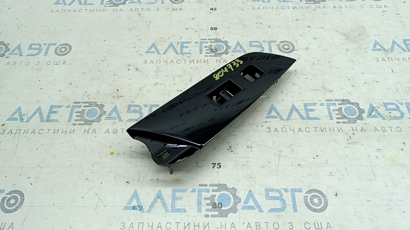 Накладка управления стеклоподъемником передним правым Toyota Prius 50 16-22 черный глянец, царапины