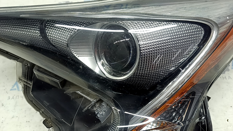 Фара передняя левая Toyota Prius 50 16-18 LED