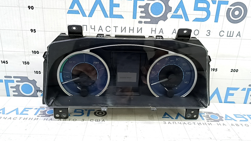 Щиток приборов Toyota Camry V55 2015-2017 в хорошем состоянии, с царапинами на поверхности.