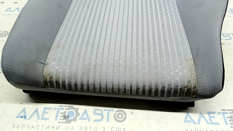 Сиденье Toyota Prius 50, серая ткань, требует химчистки и ремонта по краям.
