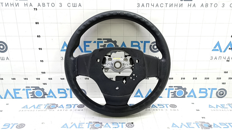 Вид рулевого колеса Toyota Camry V55 2015-2017, чистое, без видимых следов износа.