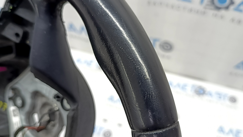 Близкий план царапины на руле BMW X5, вид сбоку.