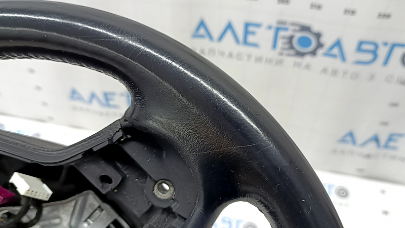 Дефект кожи на кольце руля BMW X5 F15, вид сбоку.