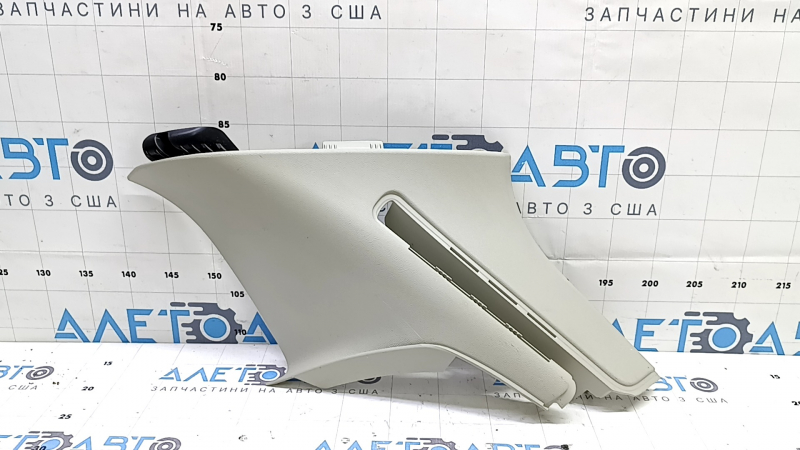 Накладка задней стойки за форточкой правая Volvo XC60 18-26 серая, царапины