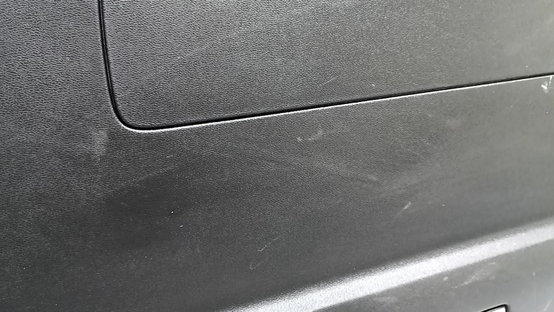 Потертости на обшивке двери багажника Volvo XC60 2018-2026
