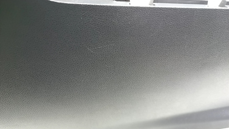 Крупный план текстуры накладки с небольшими царапинами для Toyota Venza 21-24.