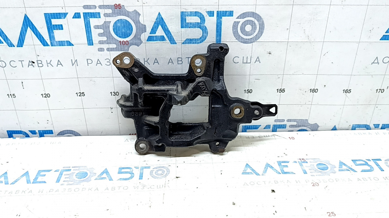Кронштейн компрессора кондиционера Toyota Camry V55 2015-2017, вид сзади