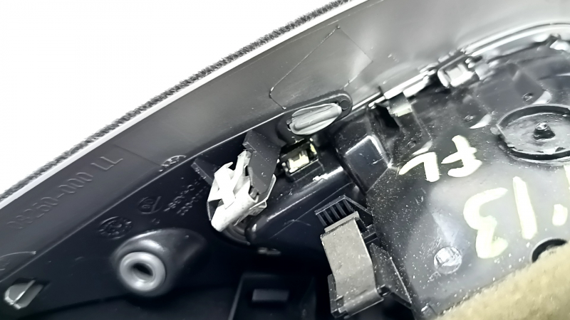 Место крепления накладки передней панели Audi A4 2008-2016, видно повреждение