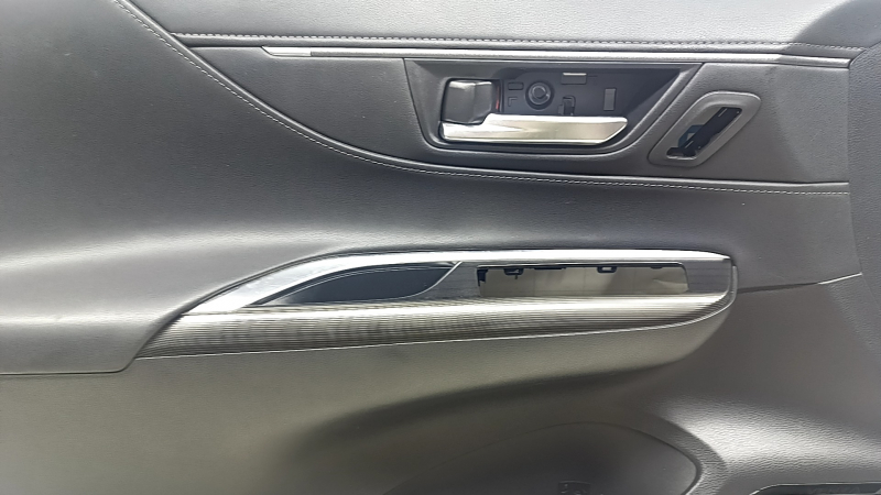 Крупный план ручки двери передней левой Toyota Venza, детали и состояние хотя бы с одним дефектом.