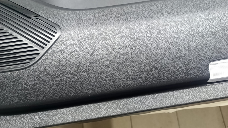 Поверхность обшивки двери передней правой Toyota Venza с акцентом на накладку и текстуру.