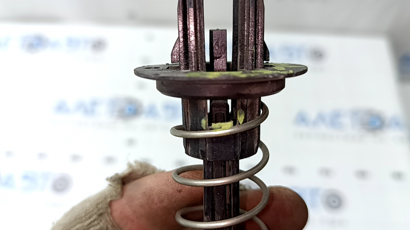Отбойник капота правый Mercedes W167 GLE 350 450 20-26 на капоте, сломано крепление