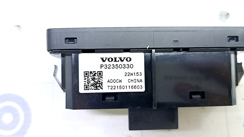 Кнопка открытия двери багажника салонная Volvo XC60 23-24 черная