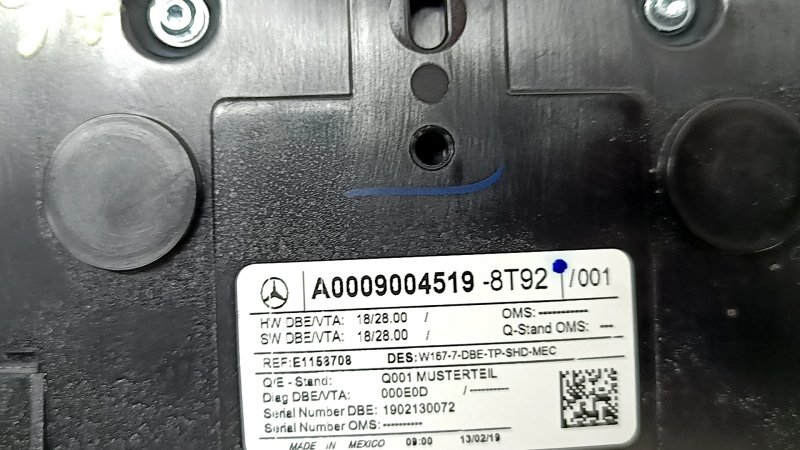 Идентификационная этикетка на плафоне освещения, оригинальная деталь Mercedes.