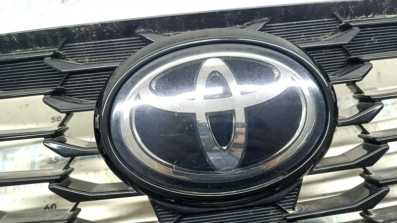 Решетка радиатора grill с эмблемой Toyota Highlander 21-26 XSE, под радар, песок