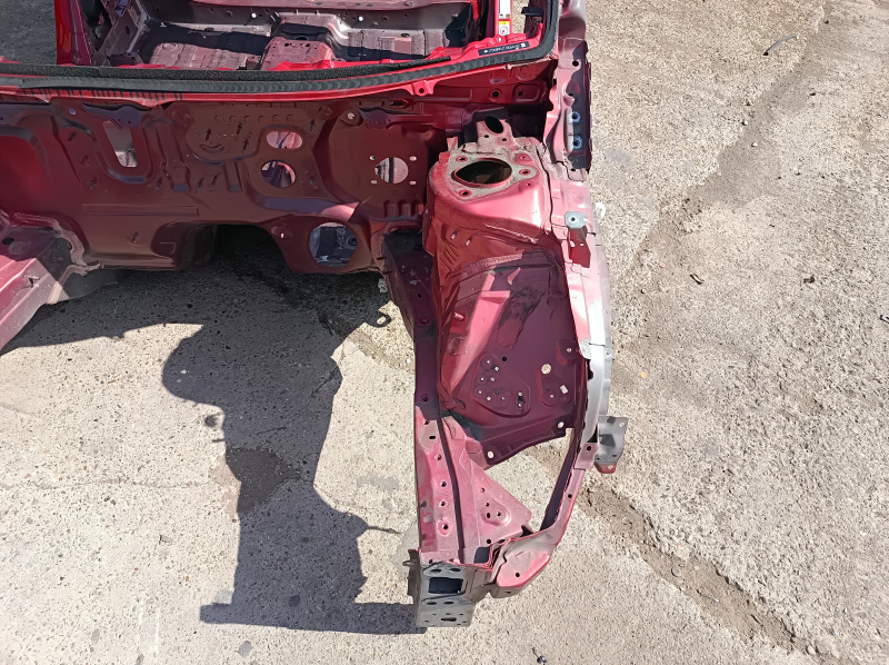 Четверть передняя левая Toyota Prius 50 16-22 на кузове, красная