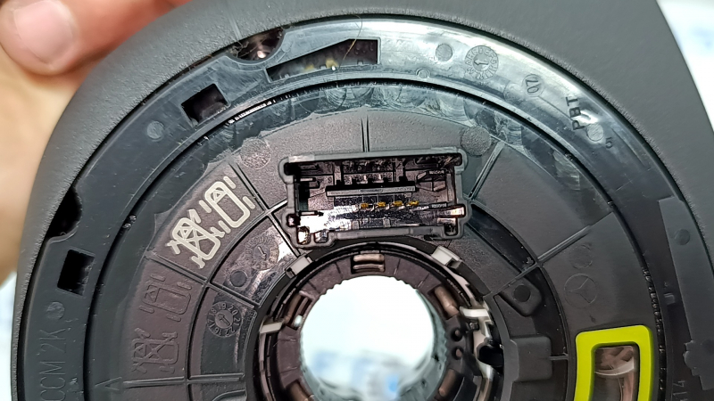 Крупный план механизма подрулевого переключателя Mercedes W167, внутренние компоненты на фото.