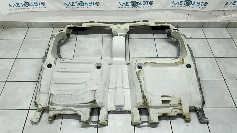 Покрытие пола заднее Mercedes W167 GLE 350 450 2020-2023, показывает износ и требует химчистки.