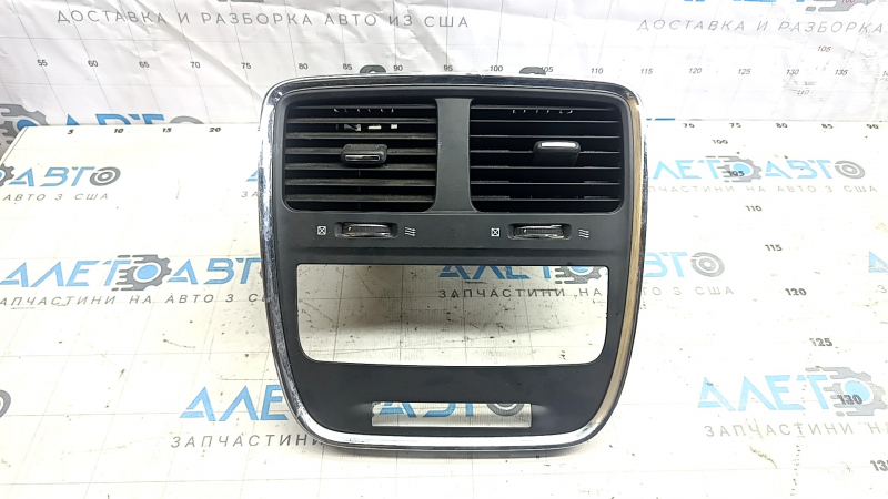 Накладка передней панели центральная с дефлекторами Dodge Grand Caravan 11-20 черная с хром обрамлением, царапина