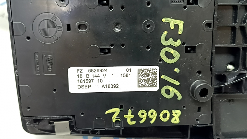 Плафон освещения передний в сборе BMW 3 F30 12-18 под люк черный, царапины, облезло покрытие