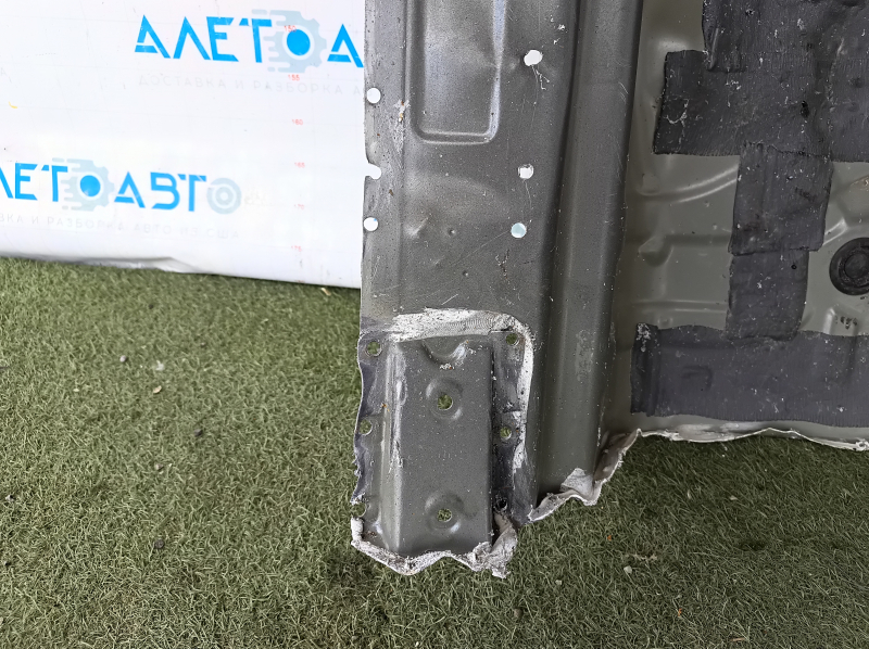 Вид на внутреннюю часть кузова, отражающий состояние металла без значительных повреждений.