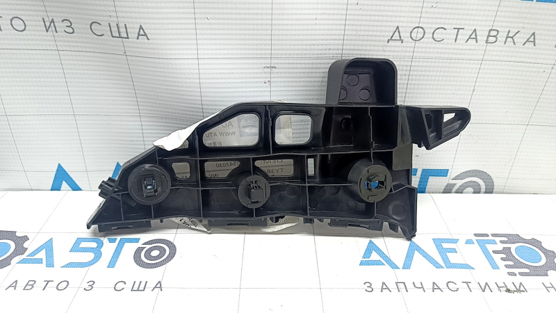 Крепление переднего бампера правое Toyota Prius V 12-17