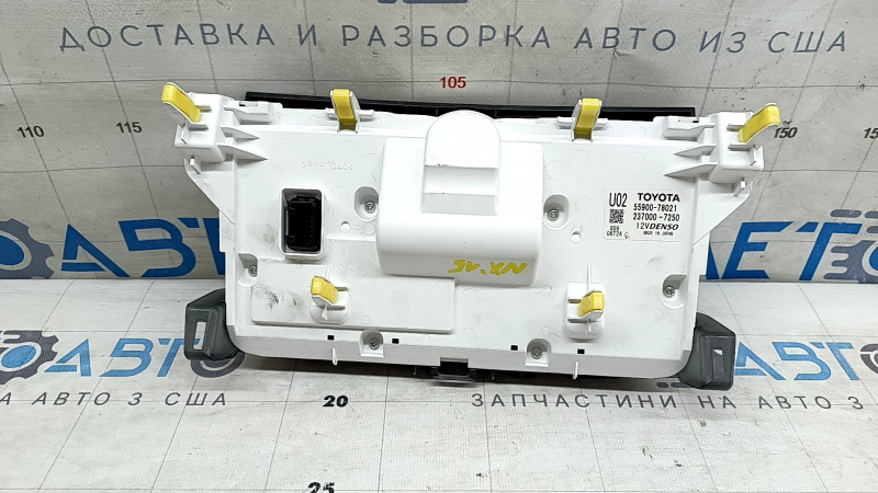 Задняя сторона блока климат-контроля, видны крепежные элементы и разъемы для подключения.