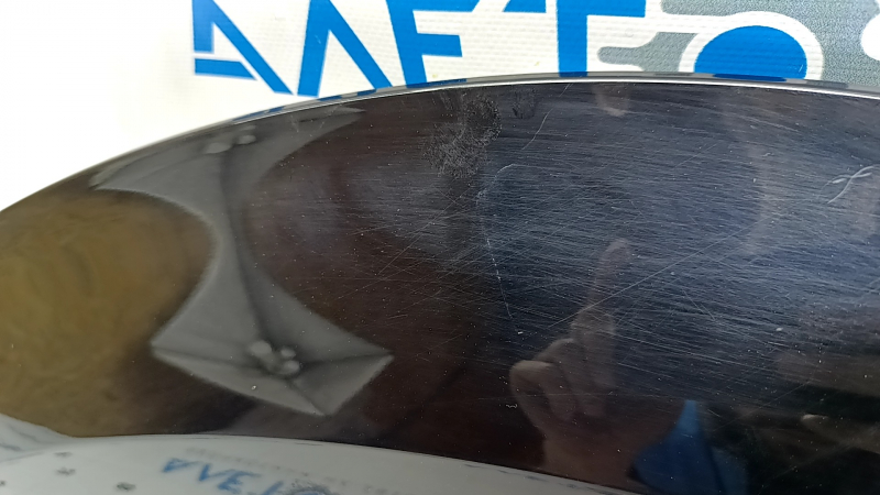 Крупный план накладки арки крыла задней левой части для Nissan Ariya 2023, видно состояние с небольшими дефектами.