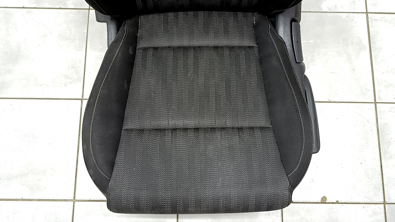 Панель водительского сиденья Kia Sportage, вид сверху, видно потертости.